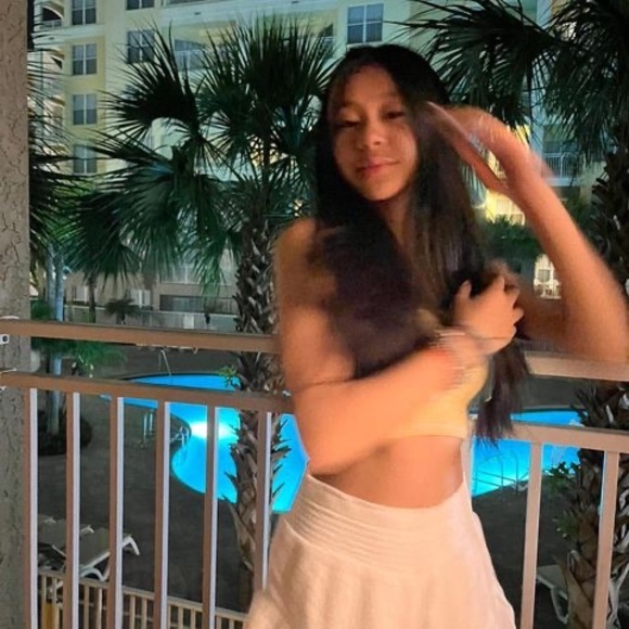 Meet your Posher, Laura - Picture 1 of 1